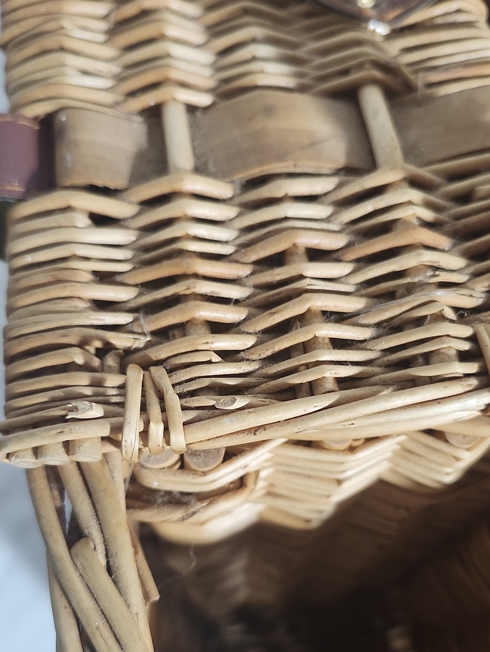 Woven Straw Picnic Basket with Citrus Print Lining - Picture 4 of 6